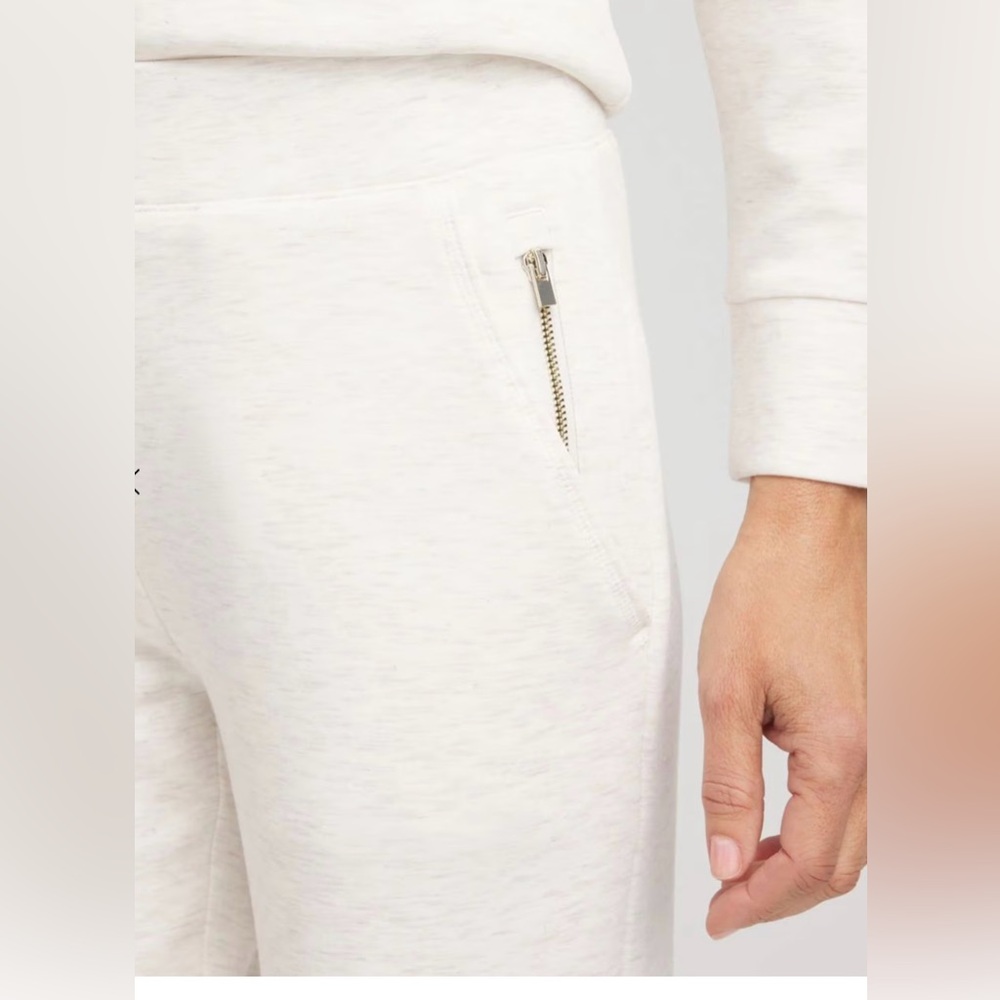 🌷CHICO’S ZENERGY HEATHERED ANKLE PANTS NWT SZ 3 (16/XL)
Color ECRU